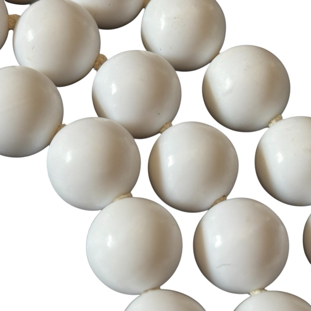 VTG White‎ Beaded Necklace Plastic Individually Knotted 28" Chunky Mid-Century - Picture 4 of 16